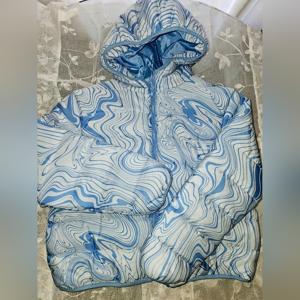 Puffer jacket blue & white marbled swirl size Small fashion-forward winter coat